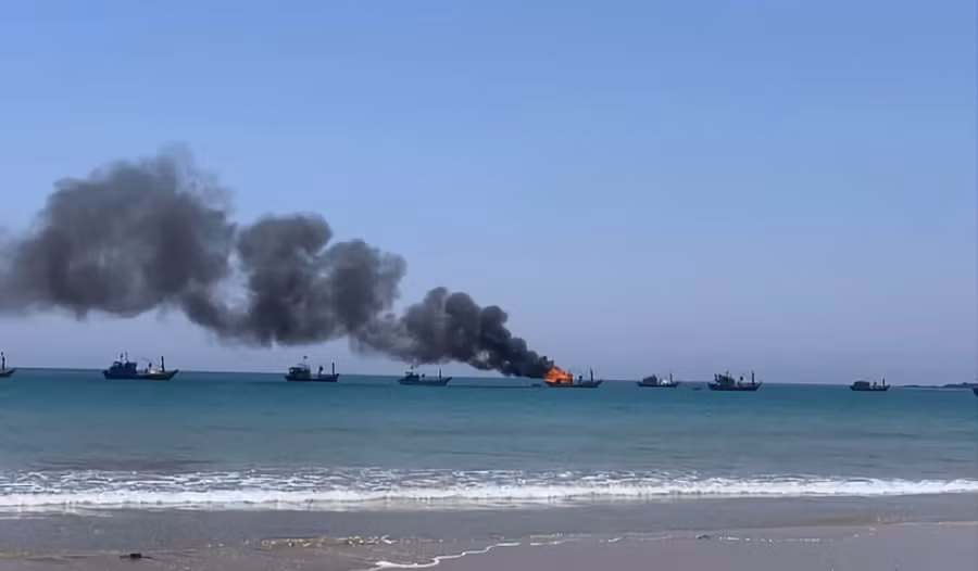 Tàu cá của ngư dân Quảng Ngãi bốc cháy khi đang neo đậu. Ảnh S.N.