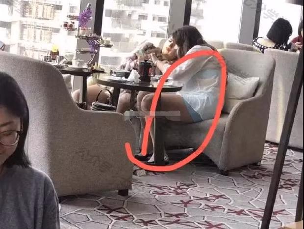 Cô nàng đã đi đôi giày mà anh mua cho bạn gái xinh đẹp khi quen trên mạng