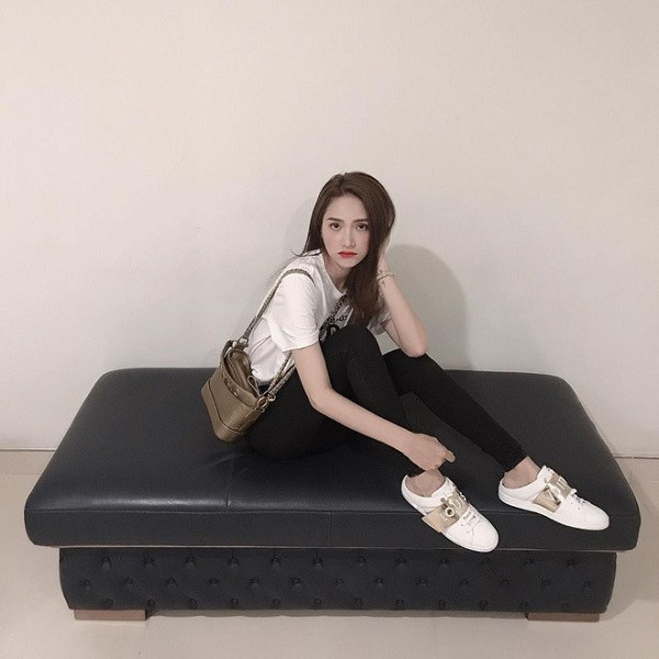 Khoe đồ hàng hiệu bạc tỷ, Hoa hậu Hương Giang giàu cỡ nào? ảnh 26 Khoe đồ hàng hiệu bạc tỷ, Hoa hậu Hương Giang giàu cỡ nào?