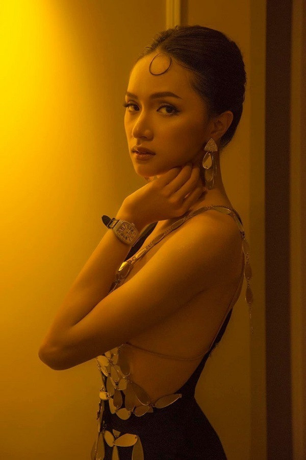 Khoe đồ hàng hiệu bạc tỷ, Hoa hậu Hương Giang giàu cỡ nào? ảnh 27 Khoe đồ hàng hiệu bạc tỷ, Hoa hậu Hương Giang giàu cỡ nào?