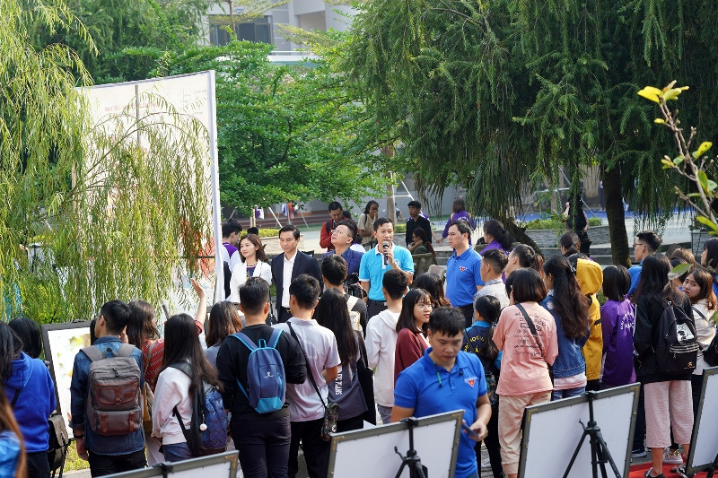 Nghe thuyết minh của các tác giả