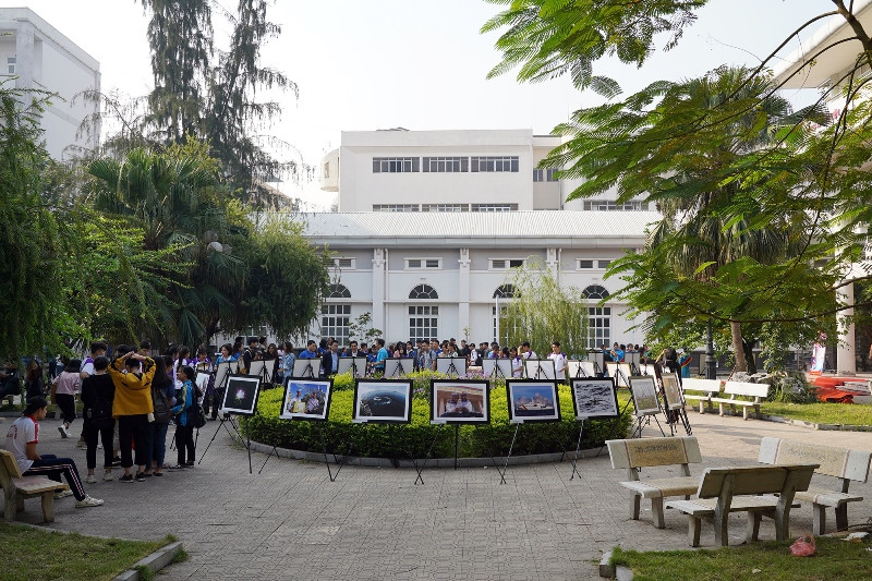 Không gian trưng bày đẹp mắt tại khuôn viên trường ĐH Văn hóa Hà Nội.