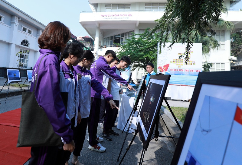 Sinh viên thêm hiểu về biển đảo qua các bức ảnh được trưng bày