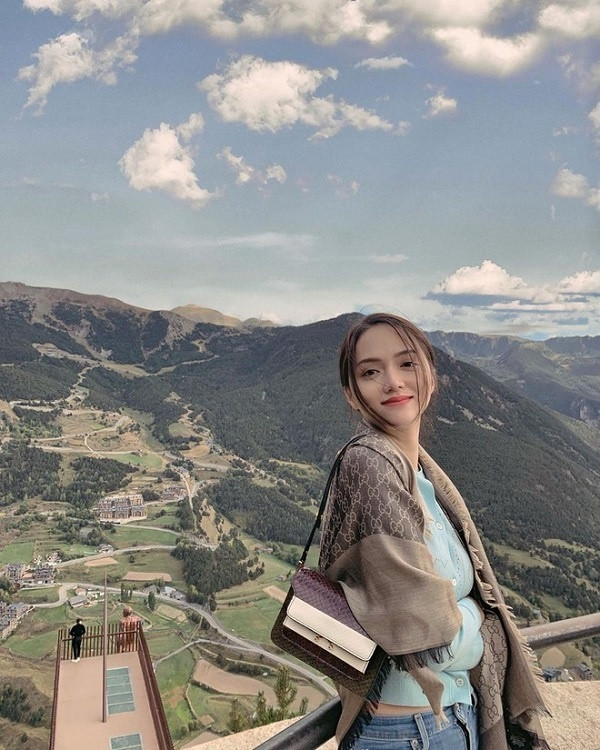 Khoe đồ hàng hiệu bạc tỷ, Hoa hậu Hương Giang giàu cỡ nào? ảnh 21 Khoe đồ hàng hiệu bạc tỷ, Hoa hậu Hương Giang giàu cỡ nào?