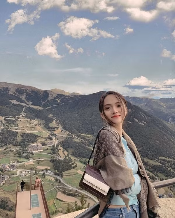 Khoe đồ hàng hiệu bạc tỷ, Hoa hậu Hương Giang giàu cỡ nào?