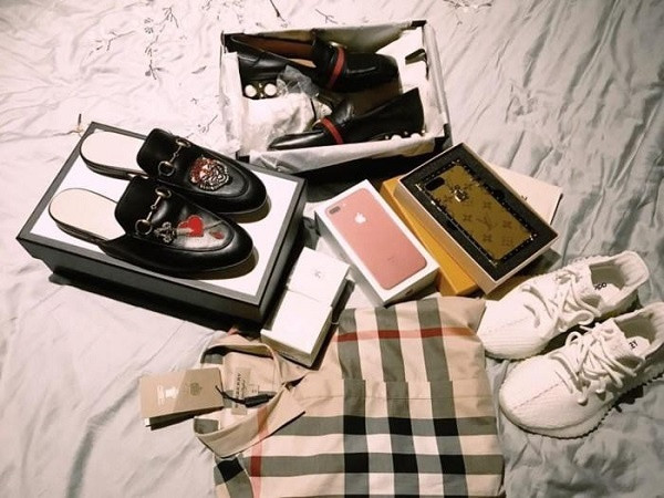 Khoe đồ hàng hiệu bạc tỷ, Hoa hậu Hương Giang giàu cỡ nào? ảnh 19 Khoe đồ hàng hiệu bạc tỷ, Hoa hậu Hương Giang giàu cỡ nào?