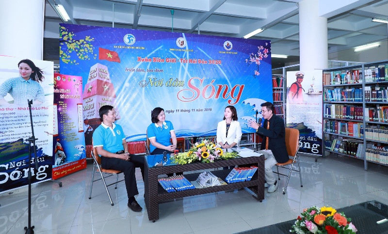 Các khách mời giao lưu với giảng viên, sinh viên