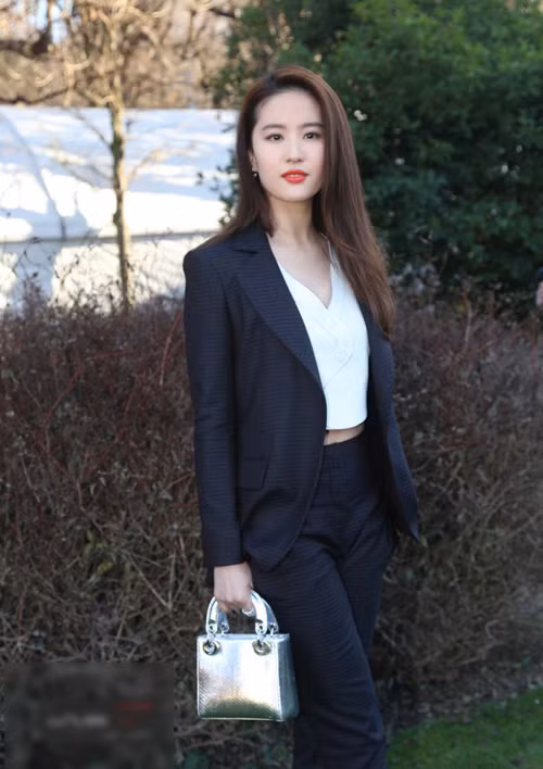 Lưu Diệc Phi cực kỳ khí chất khi diện vest