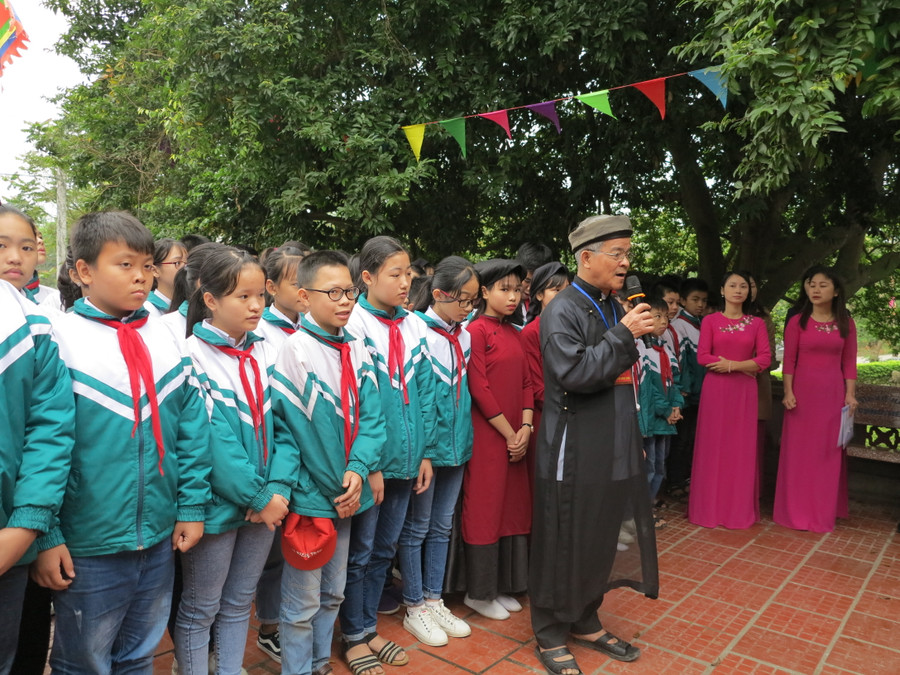 Học sinh được giới thiệu về nguồn gốc và những giá trị Đên Thiên Cổ