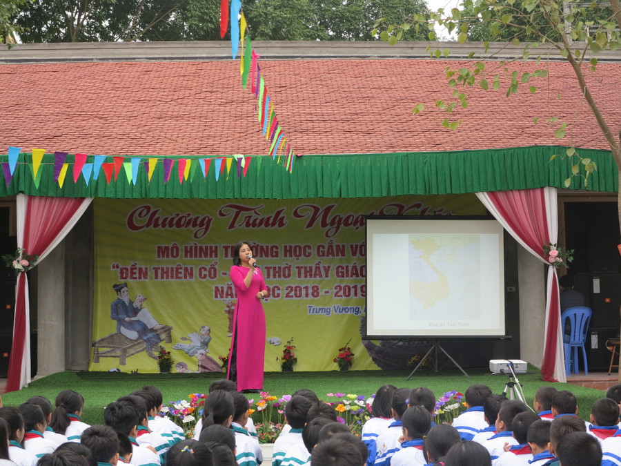 Giáo viên giới thiệu vị trí xã Trưng Vương và Đền Thiên Cổ