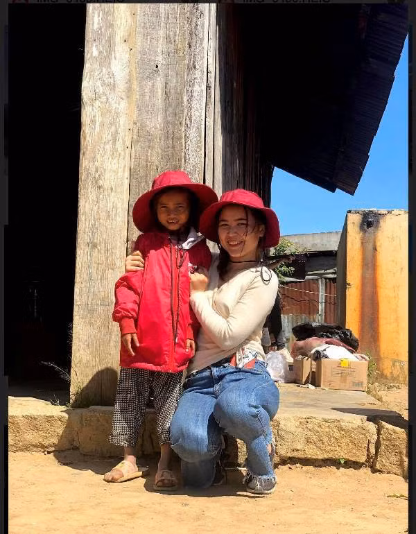 Bên các em nhỏ, khoảnh khắc mãi mãi lưu giữ trong tâm trí những người trẻ giàu lòng nhân ái