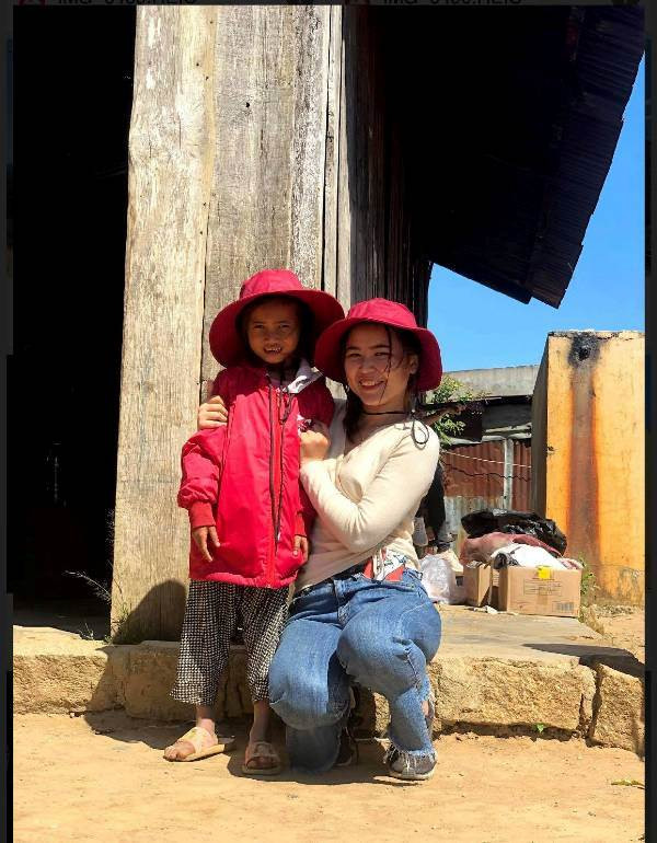 Bên các em nhỏ, khoảnh khắc mãi mãi lưu giữ trong tâm trí những người trẻ giàu lòng nhân ái Bên các em nhỏ, khoảnh khắc mãi mãi lưu giữ trong tâm trí những người trẻ giàu lòng nhân ái