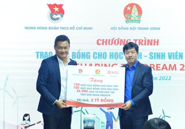 Đại diện Tập đoàn SCG (bên trái) trao biển tặng học bổng cho học sinh, sinh viên Đại diện Tập đoàn SCG (bên trái) trao biển tặng học bổng cho học sinh, sinh viên