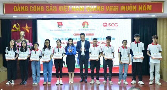 Trao học bổng cho đại diện học sinh, sinh viên có hoàn cảnh khó khăn.