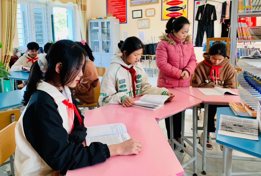 Học sinh trường THCS Trung Đồng được giáo viên định hướng nghề nghiệp.