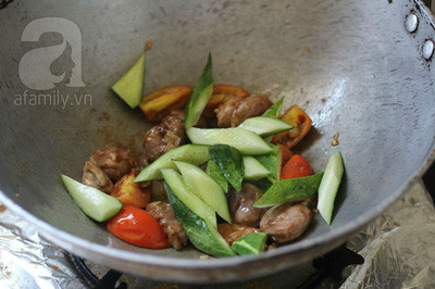 Khi bắp bò và cà chua đã mềm thì cho dưa leo vào xào chung.