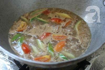 Thêm 2 tô nước nấu trên lửa trung bình, khi canh sôi bạn nhớ vớt bọt bỏ đi. Nêm lại gia vị cho vừa ăn và tắt bếp. Cho canh chua ra tô rắc thêm hành lá, ngò rí.