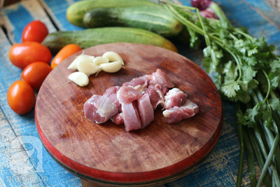 Bắp bò thái lát mỏng 3-4cm (để khi nấu thịt sẽ mau mềm). Cà chua thái múi cau, dưa leo cắt làm tư bỏ ruột và cắt xéo.