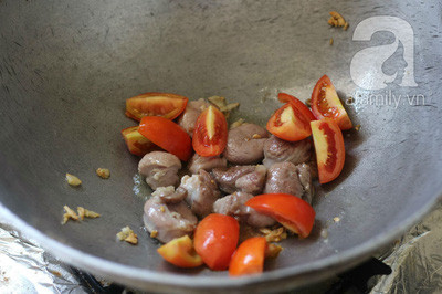 Bắc nồi lên bếp, thêm 1 muỗng dầu để phi thơm tỏi sau đó trút phần bắp bò vào xào trong 15 phút tiếp đến là cà chua thái.