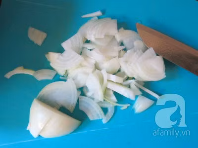 Cắt đôi hành tây và cắt ngang mỏng hết toàn bộ ba củ hành.