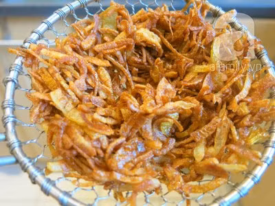 Nếu các bạn dùnglàm hành phihãy tãi ra cho nó khô thật khô dầu là hành giòn ngon vô cùng, cất dùng làm hành phi.