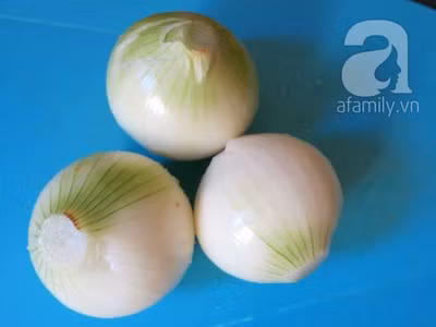 Bạn cần chuẩn bị những nguyên liệu sau để làm hành phi: 3 củ hành tây lột vỏ rửa sạch Một nồi nhỏ dầu