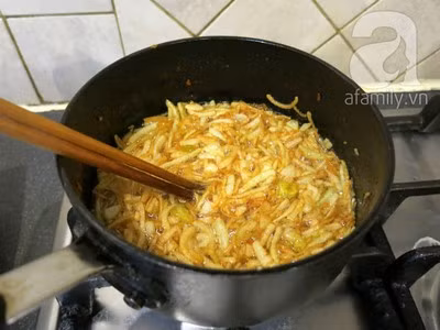 Khi hành chuyển màu vàng cho một ít đường vào (1/8 muỗng cà phê đường là được) đảo đều và sau đó múc hành ra ngoài một cái vợt có lỗ để dầu chảy bớt đi. Hành bớt dầu, khô và sẽ giòn.