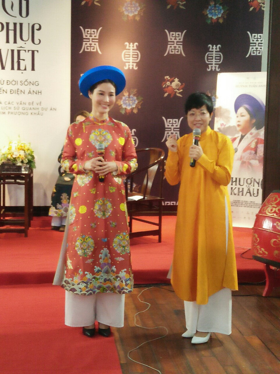 Diễm My 9X cười tươi tắn khi trò chuyện về bộ trang phục đặc biệt của mình. Ảnh: Bình Thanh. Diễm My 9X cười tươi tắn khi trò chuyện về bộ trang phục đặc biệt của mình. Ảnh: Bình Thanh.