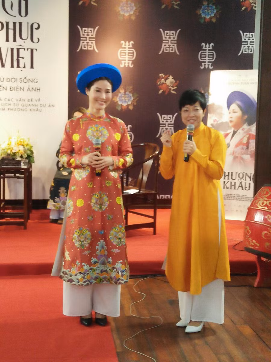 Diễm My 9X cười tươi tắn khi trò chuyện về bộ trang phục đặc biệt của mình. Ảnh: Bình Thanh.