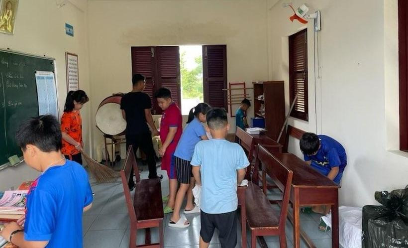 Thầy và trò Trường Tiểu học Song Tử Tây vệ sinh phòng học chuẩn bị đón năm học mới. Ảnh NVCC. Thầy và trò Trường Tiểu học Song Tử Tây vệ sinh phòng học chuẩn bị đón năm học mới. Ảnh NVCC.