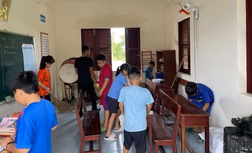 Thầy và trò Trường Tiểu học Song Tử Tây vệ sinh phòng học chuẩn bị đón năm học mới. Ảnh NVCC.