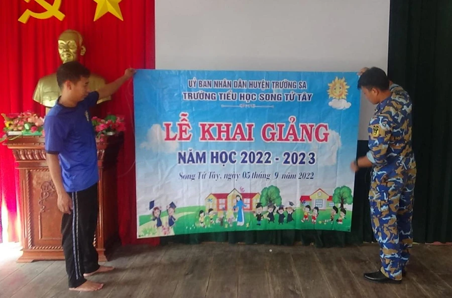 Công việc chuẩn bị cho lễ khai giảng ở Trường Tiểu học Song Tử Tây dần hoàn tất. Ảnh NVCC.