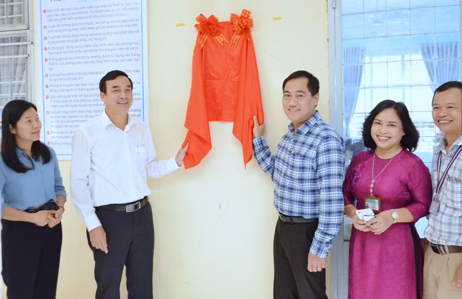 Ông Lê Trung Chinh - Chủ tịch UBND TP (áo trắng) tham gia Lễ cắt băng khánh thành Phòng tin học tại Trường THPT Hòa Vang (quận Cẩm Lệ, TP Đà Nẵng).