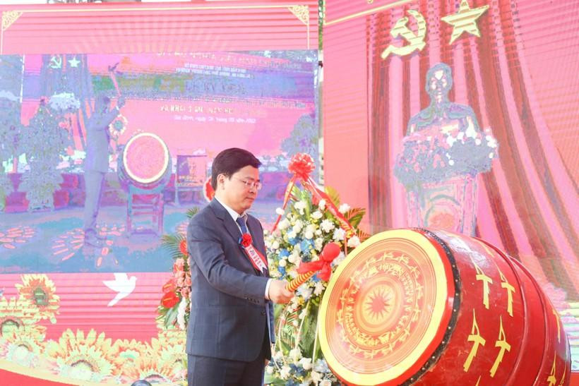 Bí thư Tỉnh ủy Bắc Ninh - Nguyễn Anh Tuấn đánh trống khai giảng năm học 2022 -2023 tại Trường THPT Gia Bình số 1. Bí thư Tỉnh ủy Bắc Ninh - Nguyễn Anh Tuấn đánh trống khai giảng năm học 2022 -2023 tại Trường THPT Gia Bình số 1.