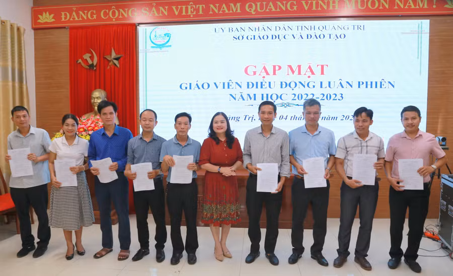 Giám đốc Sở GD&ĐT Lê Thị Hương trao quyết định và động viên các giáo viên.