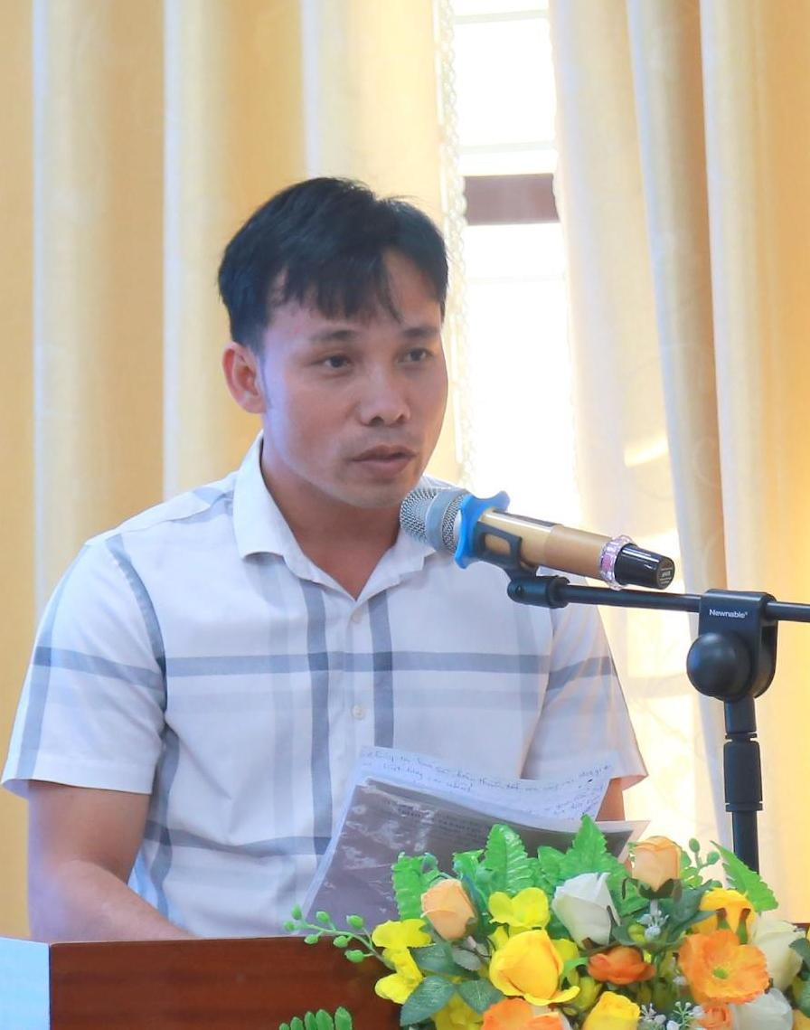 Thầy giáo Mai Xuân Gia tình nguyện lên huyện miền núi Đakrông dạy học. Thầy giáo Mai Xuân Gia tình nguyện lên huyện miền núi Đakrông dạy học.