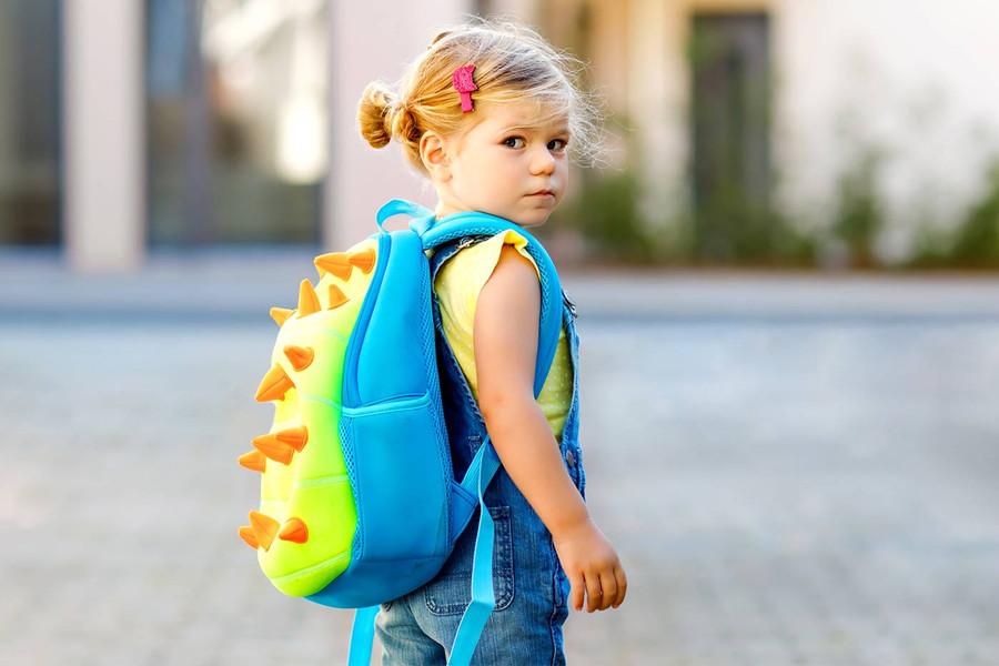 Khi trẻ bắt đầu đi học mẫu giáo, cha mẹ không nên tìm cách trốn tránh con. (Ảnh: ITN).