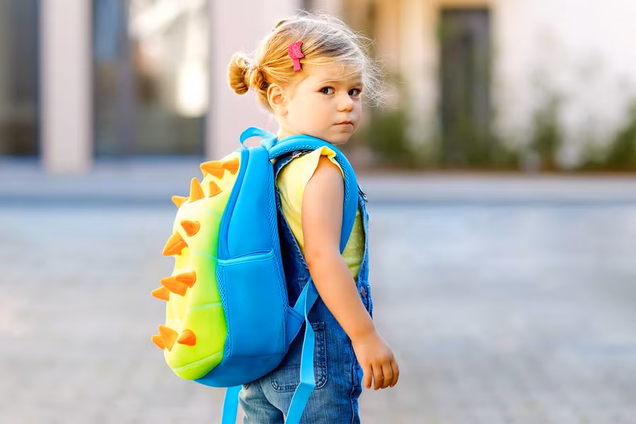 Khi trẻ bắt đầu đi học mẫu giáo, cha mẹ không nên tìm cách trốn tránh con. (Ảnh: ITN). Khi trẻ bắt đầu đi học mẫu giáo, cha mẹ không nên tìm cách trốn tránh con. (Ảnh: ITN).