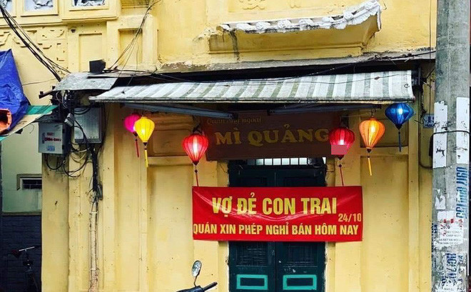 Bức ảnh gây chú ý nhất hôm nay: "Vợ đẻ con trai, quán xin phép nghỉ bán hôm nay"