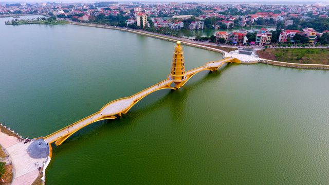 Toàn cảnh cây cầu đi bộ với kiến trúc tháp 7 tầng độc nhất vô nhị tại Phú Thọ - 1 Toàn cảnh cây cầu đi bộ với kiến trúc tháp 7 tầng độc nhất vô nhị tại Phú Thọ - 1