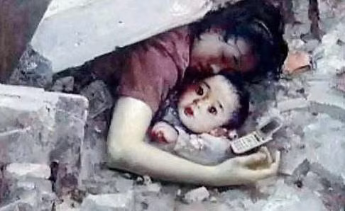 Cách đây 9 năm, trong một trận động đất ở Vấn Xuyên, người mẹ đã dùng cơ thể để che chắn cho con khi ngôi nhà bị sụp đổ. 