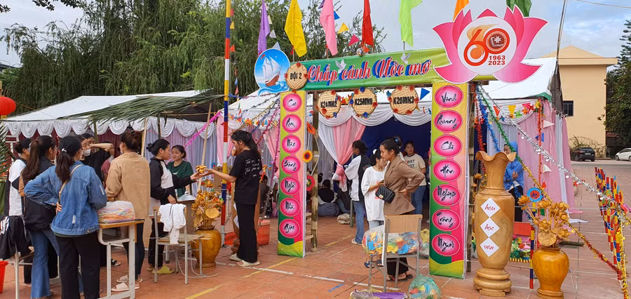 Các đoàn viên có mặt từ rất sớm để hoàn tất những phần việc cuối cùng.