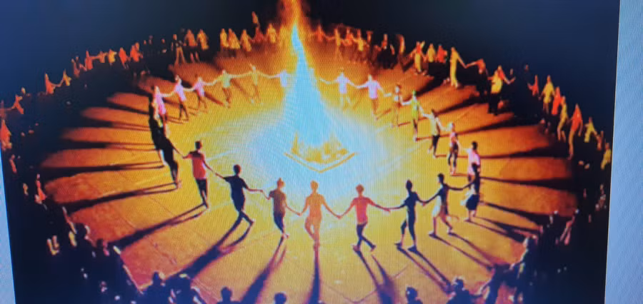 Hình ảnh lửa trại và múa xoè (Ảnh tư liệu).