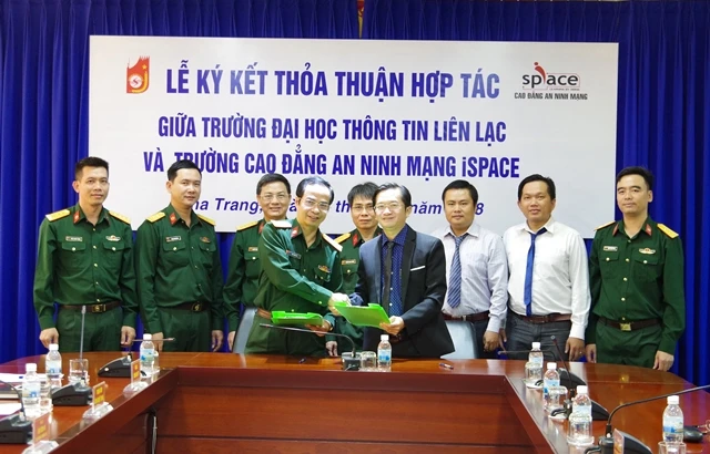 Đại tá Bùi Sơn Hà, Hiệu trưởng Trường Đại học Thông tin liên lạc và ông Nguyễn Hoàng Anh, Hiệu trưởng Trường Cao đẳng An ninh mạng iSpace ký kết hợp tác