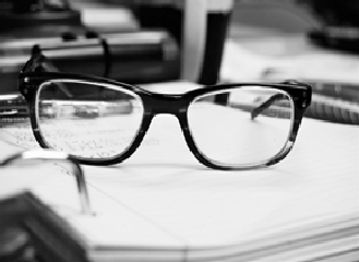 (Trong suốt thời gian làm bài, bạn hãy ngồi đúng tư thể để “thổi bay” mệt mỏi - Ảnh: Unsplash)