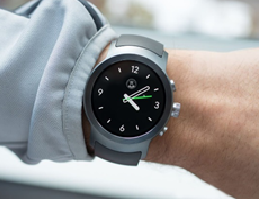 (Mang đồng hồ đeo tay sẽ giúp các sĩ tử kiểm soát tốt thời gian làm bài của mình - Ảnh: Unsplash)