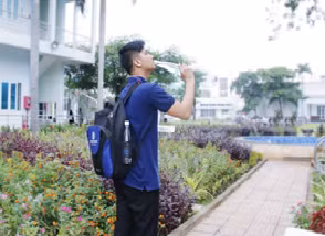 (Nước sẽ giúp bạn tỉnh táo hơn khi làm bài - Ảnh: Đại học Văn Hiến cung cấp)