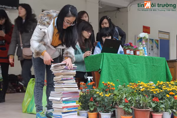 Sinh viên Ngoại thương đổi giấy và pin lấy cây xanh