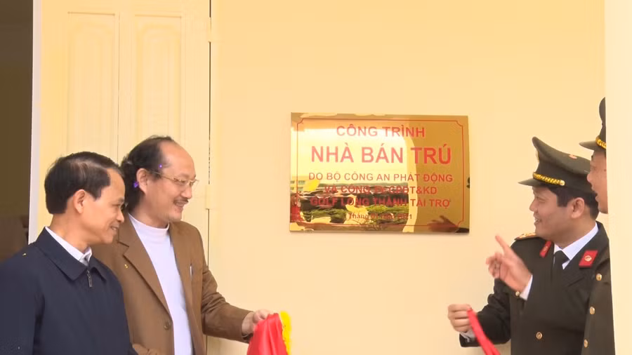 Lãnh đạo văn phòng Bộ Công an và lãnh đạo Sở GD&amp;ĐT Điện Biên gắn biển công trình