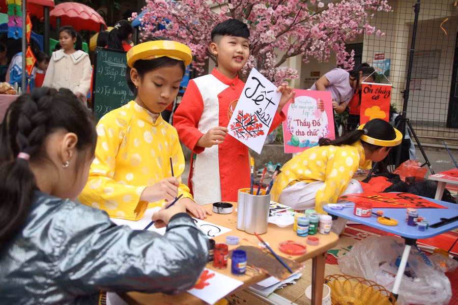 Trải nghiệm viết câu đối Tết